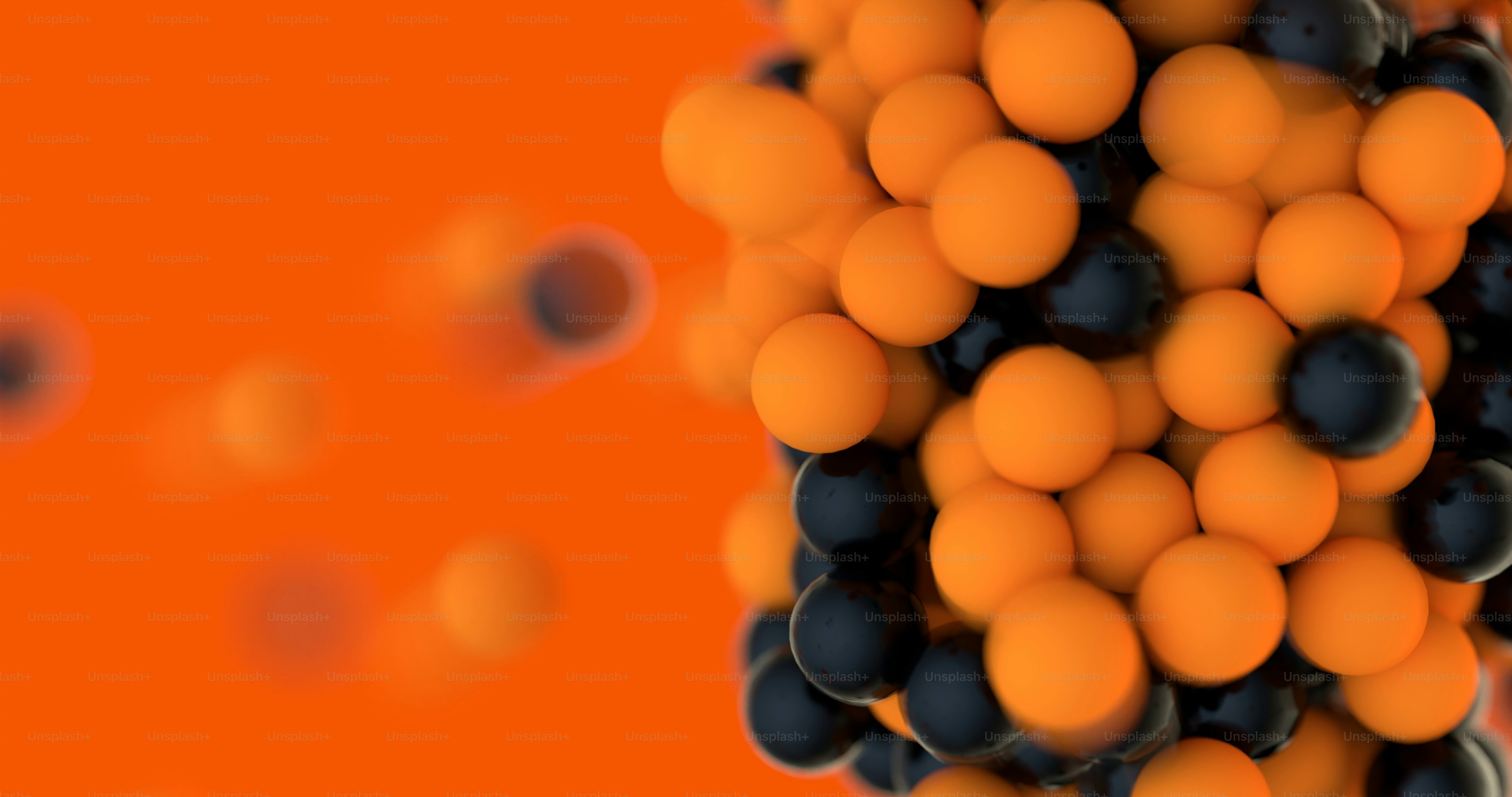 Ein Haufen orangefarbener und schwarzer Bälle liegt in der Luft