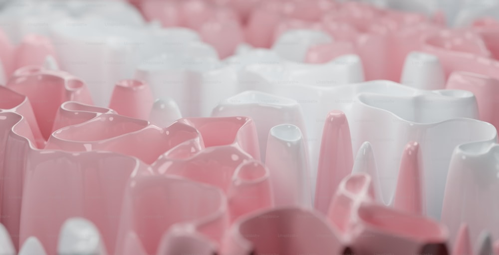 um grupo de vasos brancos e rosa sentados um ao lado do outro