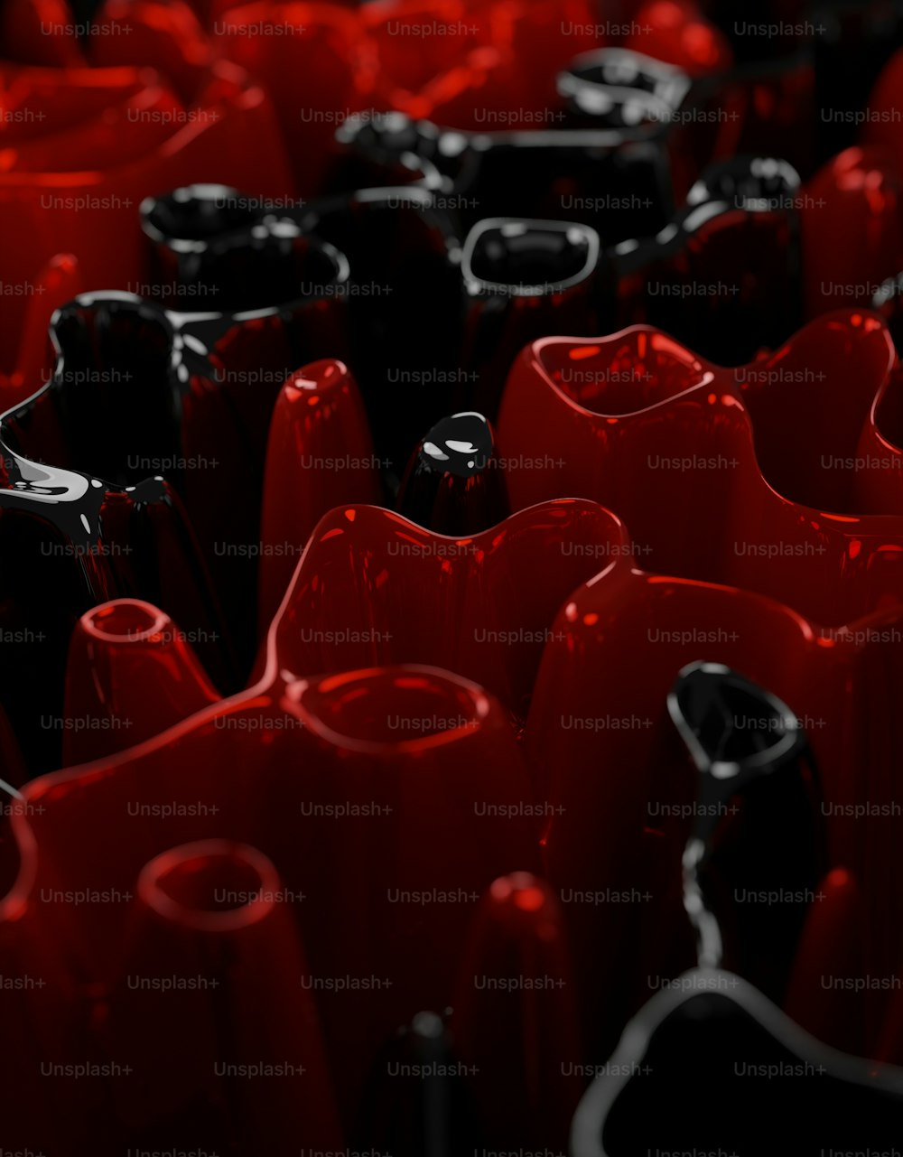 um grupo de vasos vermelhos e pretos sentados um ao lado do outro
