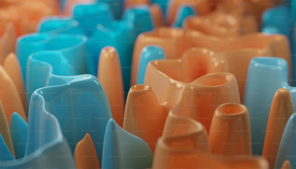 Un primo piano di molte tazze colorate diverse