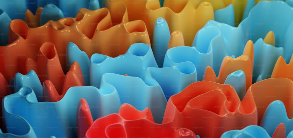 un gruppo di vasi multicolori seduti uno accanto all'altro