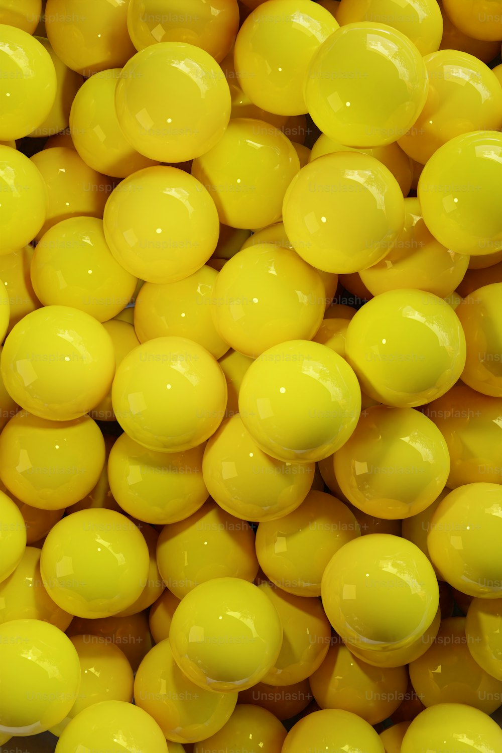 ein Haufen gelber Bonbons, die übereinander sitzen