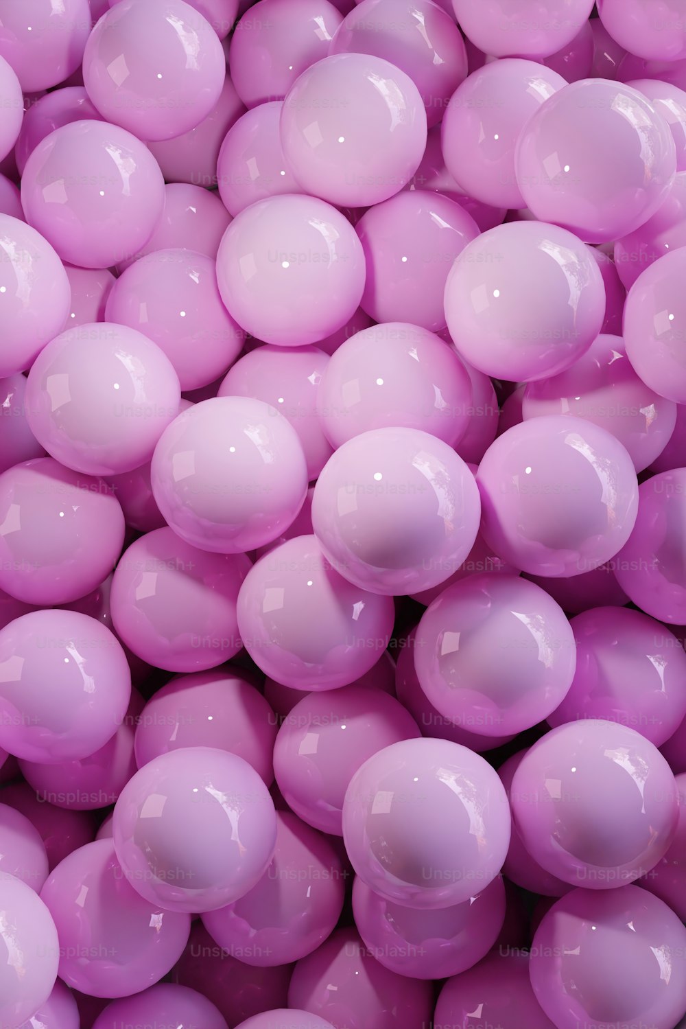 Un primer plano de un montón de bolas rosadas