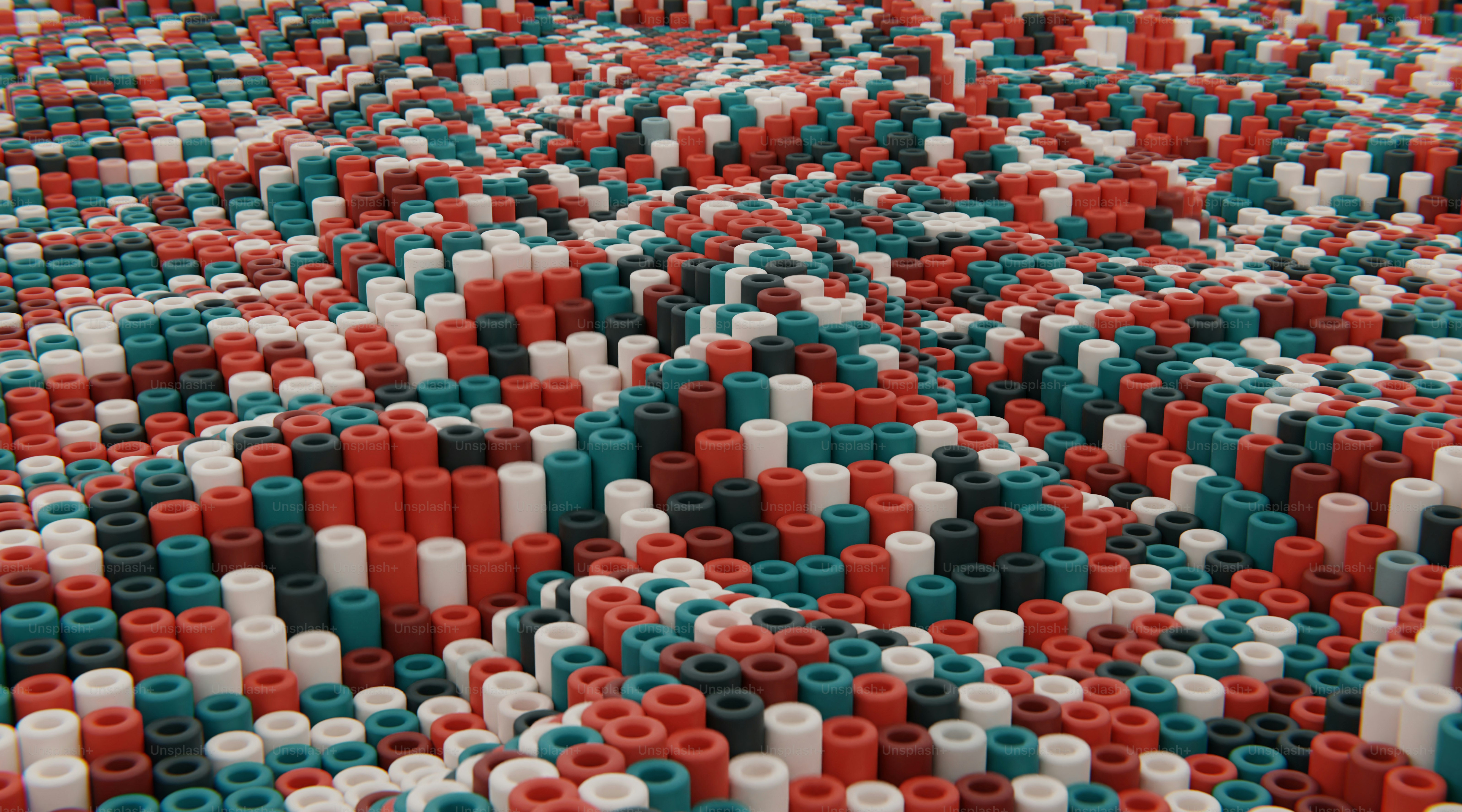 Eine große Gruppe von Legosteinen, die auf einem Tisch sitzen