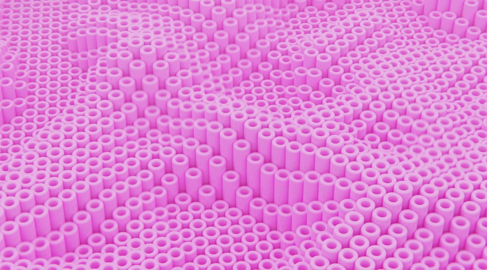 Una gran cantidad de legos rosas están dispuestos en un patrón