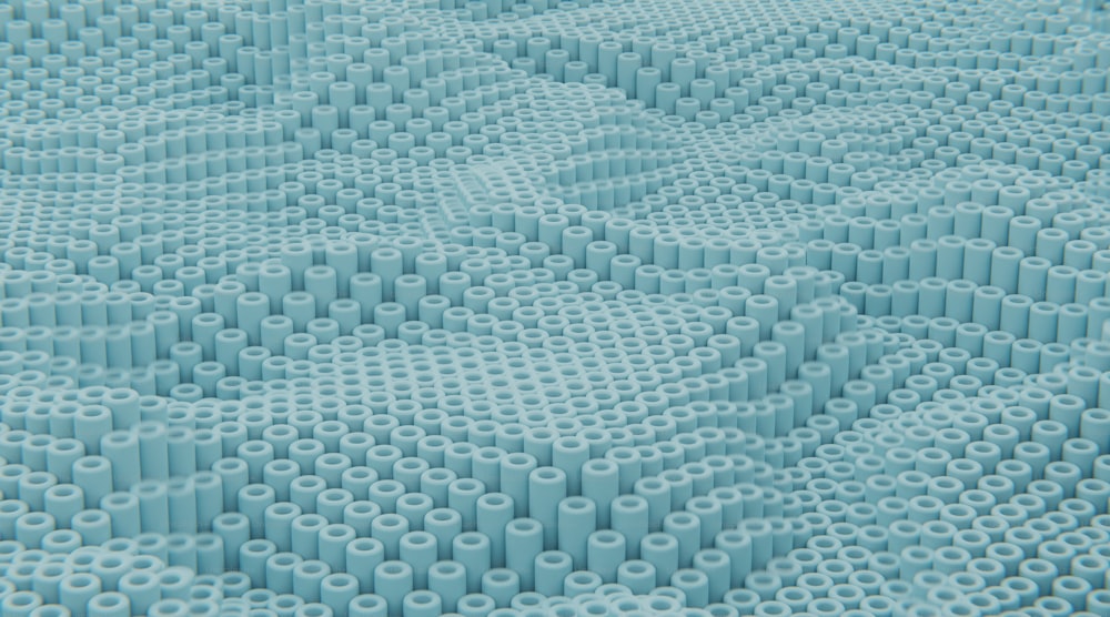 Una gran cantidad de tubos de plástico están dispuestos en un patrón