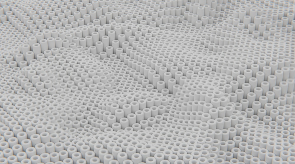 Un gran número de objetos blancos sobre una superficie blanca