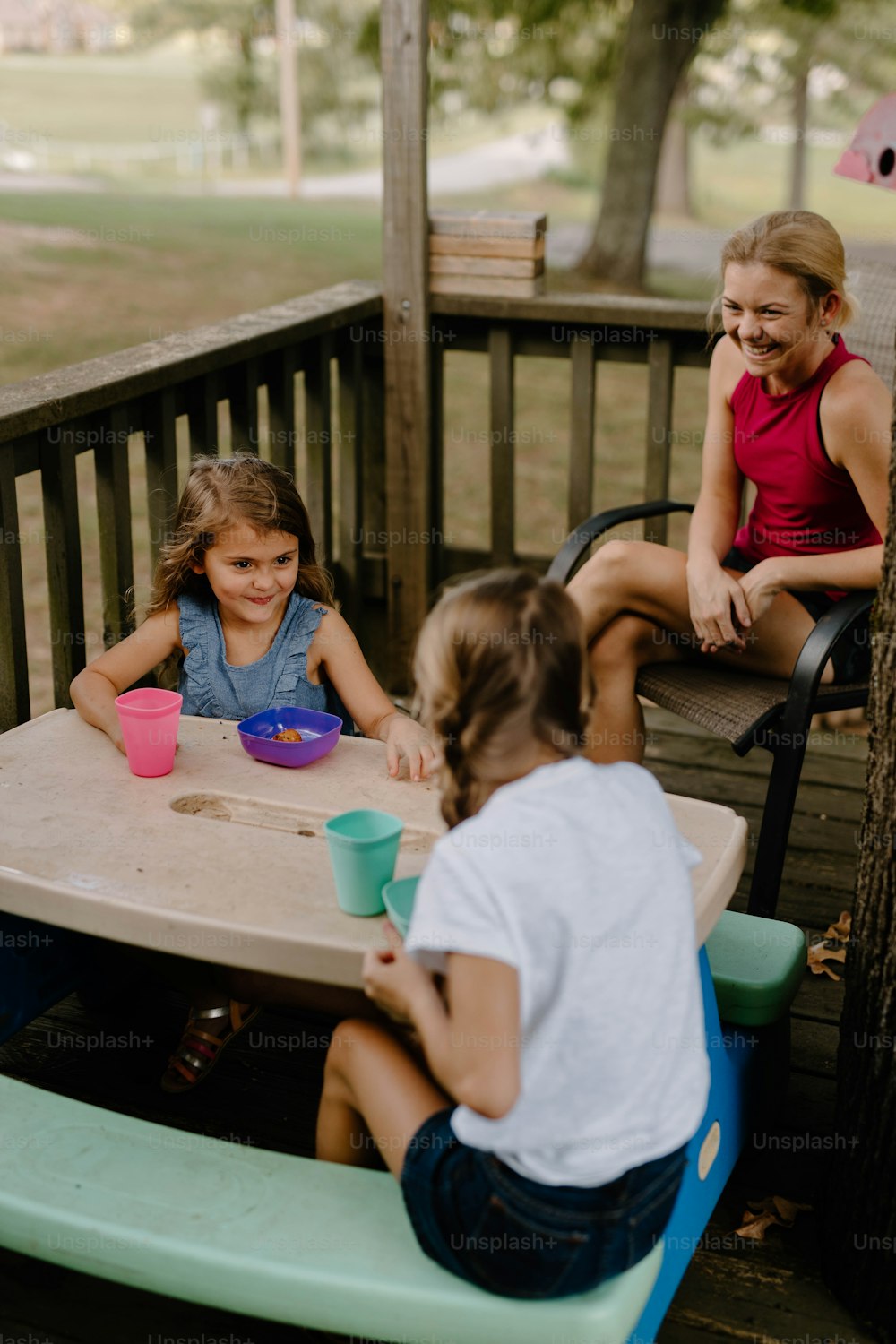 un gruppo di bambini seduti intorno a un tavolo