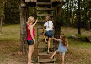 um grupo de meninas subindo uma escada de madeira