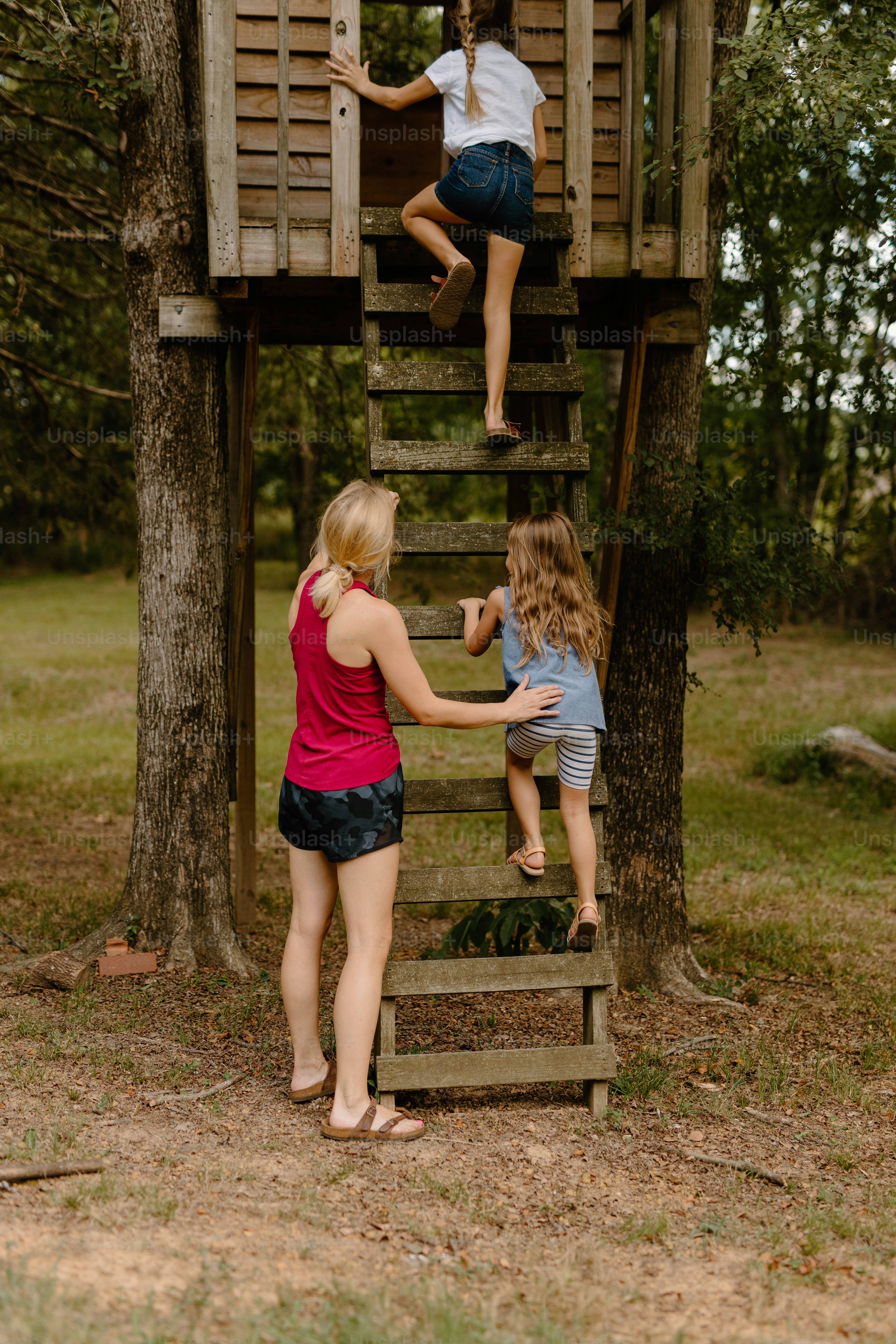 Un grupo de personas de pie alrededor de una casa en el árbol