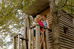 Trois jeunes filles debout sur une terrasse en bois