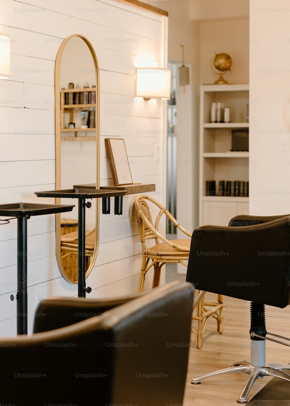 un salon de coiffure avec des chaises et un miroir