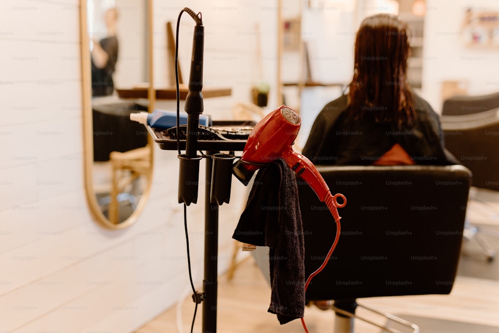 uma mulher secando o cabelo em um salão