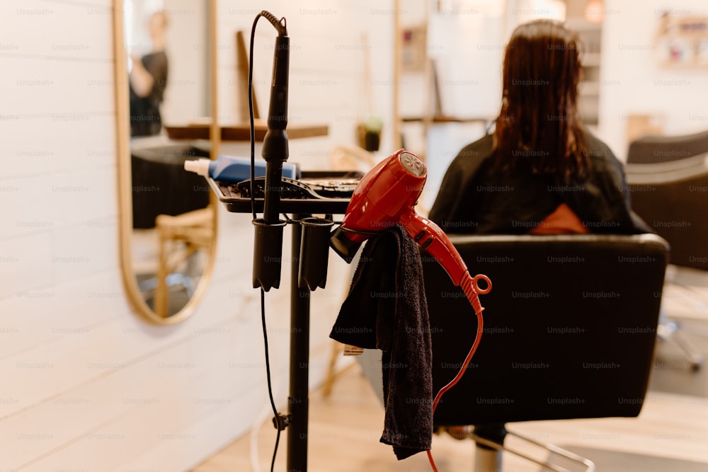 Une femme se séchant les cheveux dans un salon