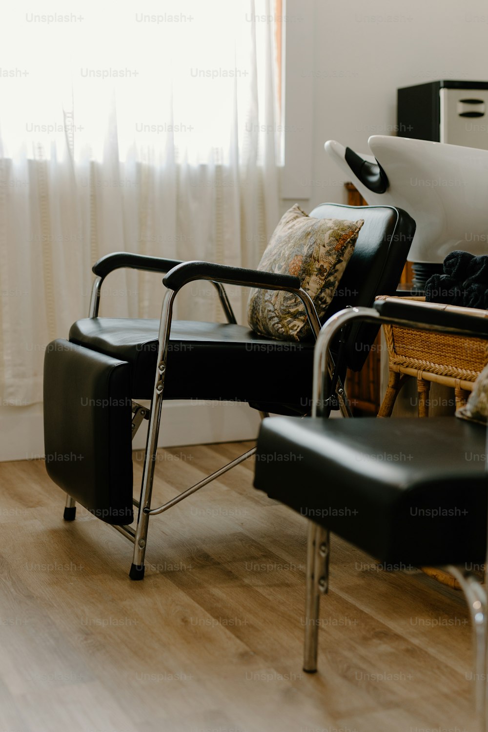 ein Stuhl mit Fußstütze vor einem Fenster