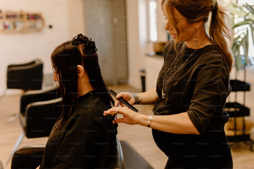 サロンで別の女性の髪を切る女性