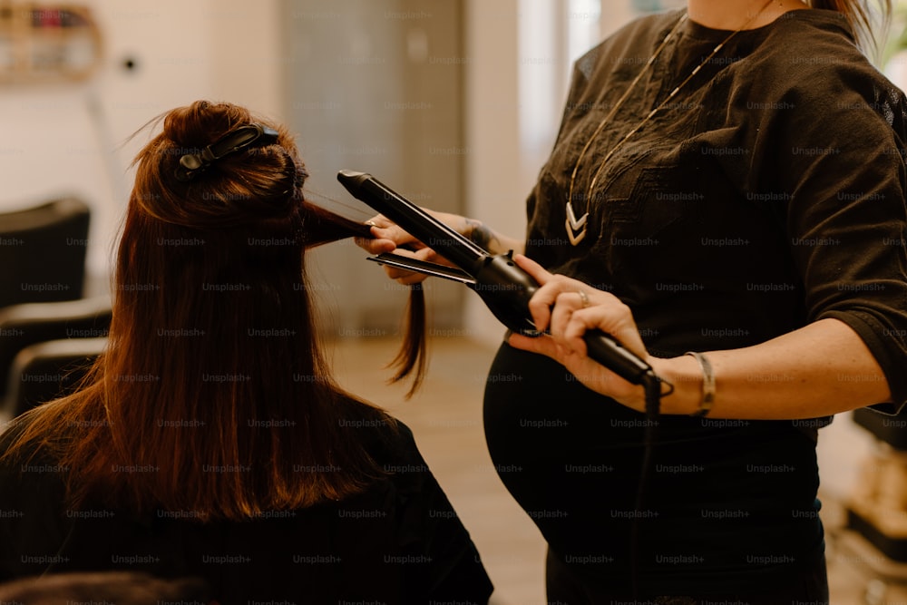 Une femme se sèche les cheveux dans un salon