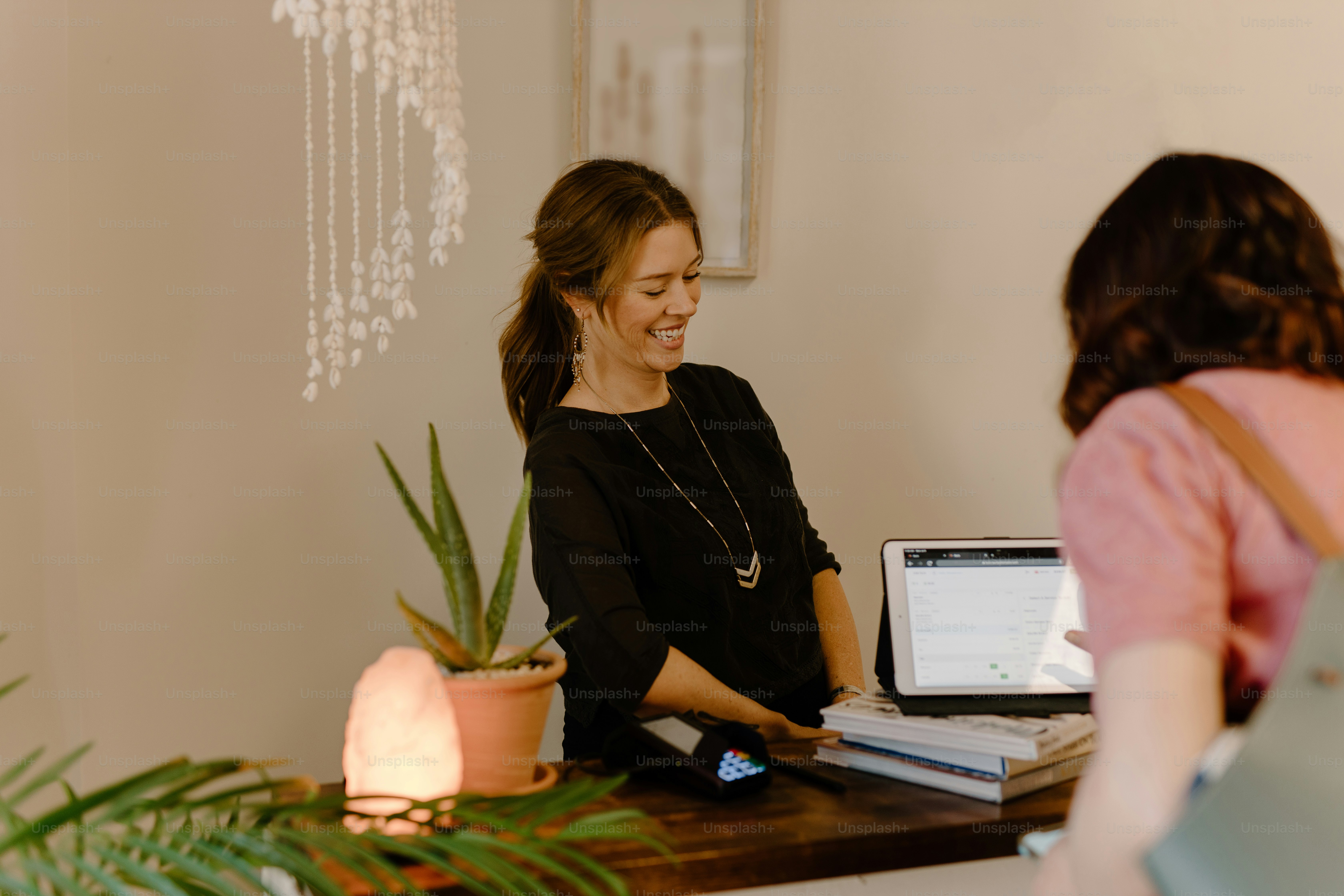 una donna seduta a una scrivania davanti a un computer portatile