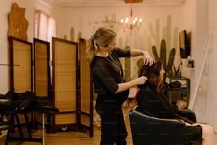 Una donna che si fa i capelli in un salone