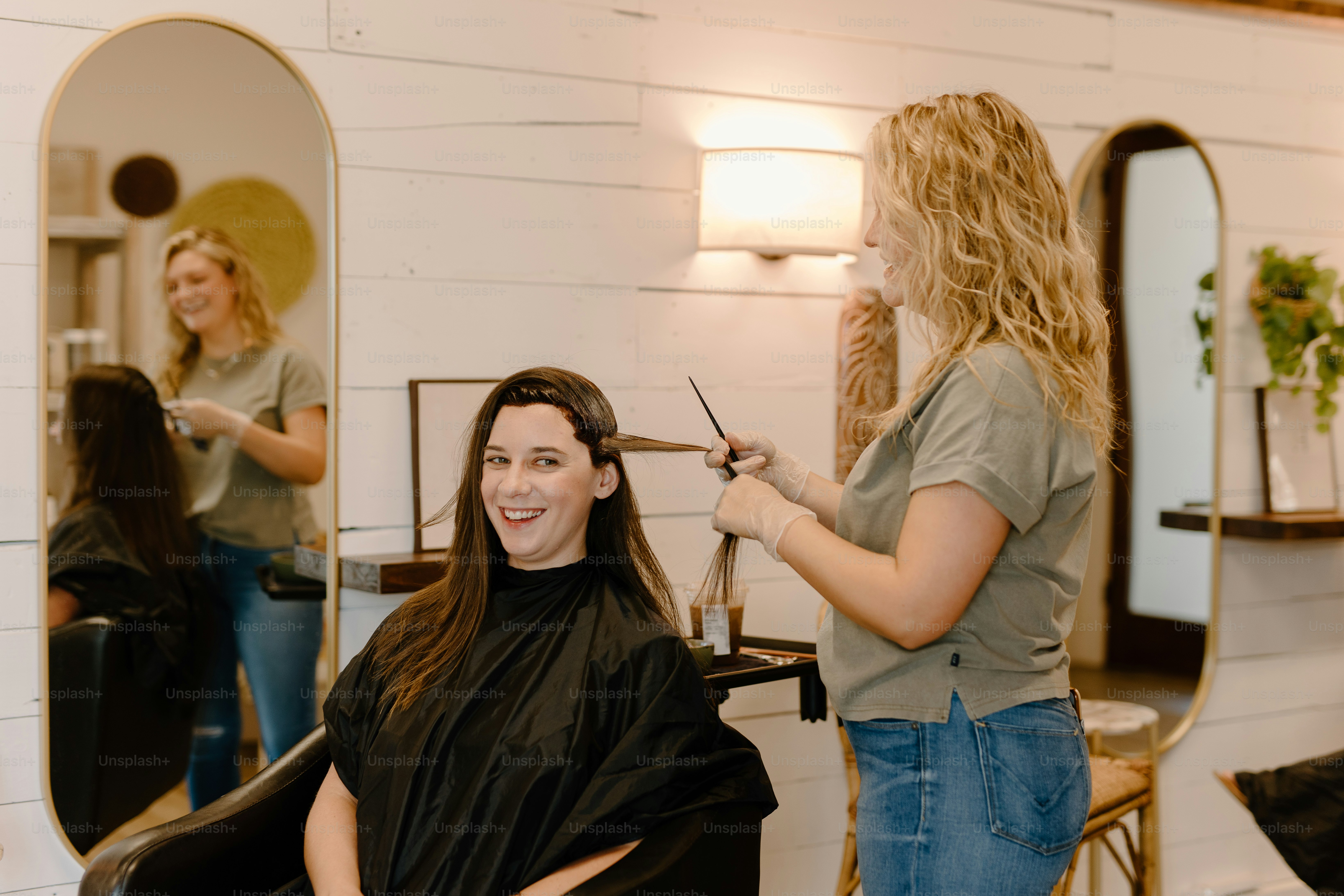 Una donna che si taglia i capelli in un salone