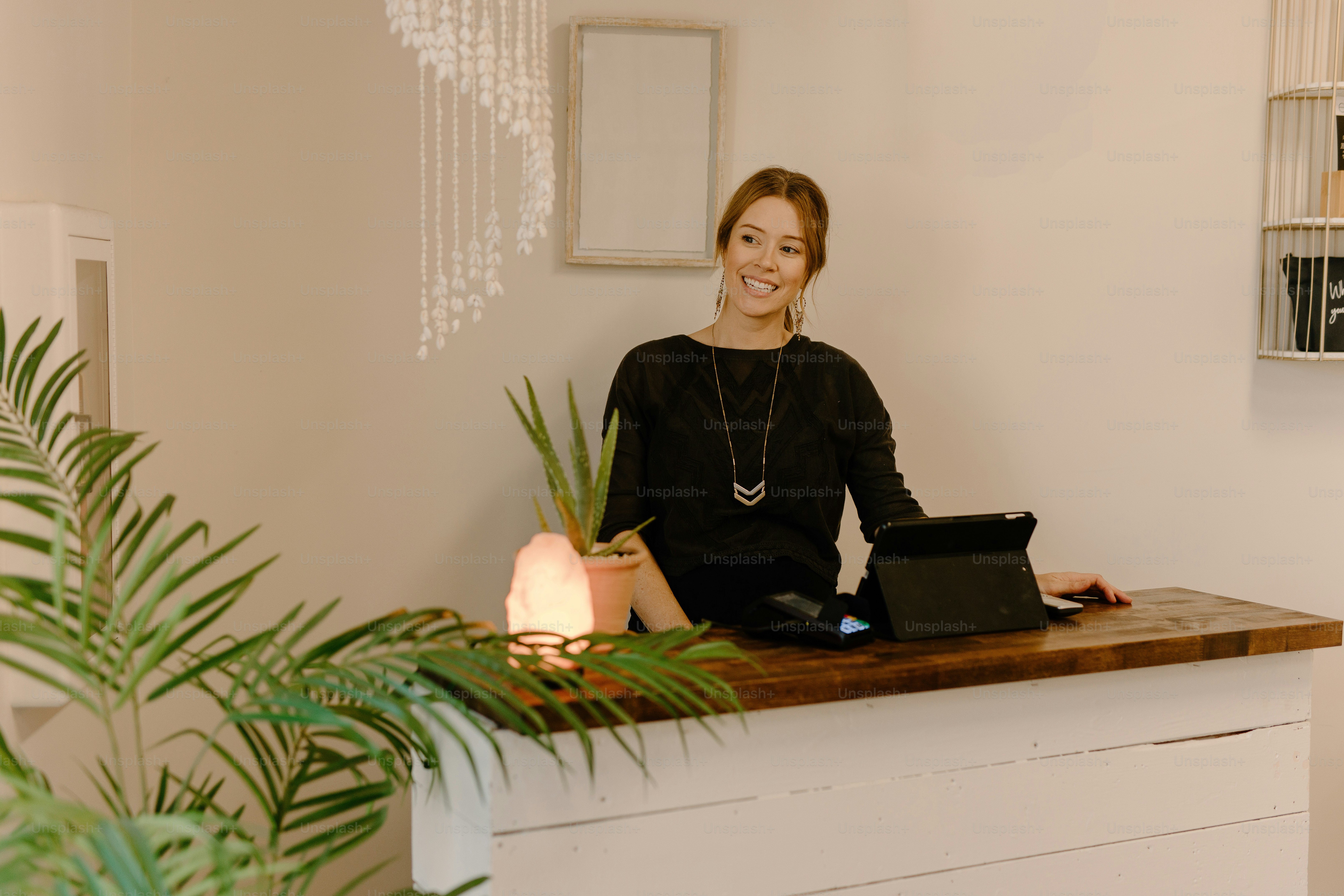 Una donna seduta a una scrivania con un computer portatile