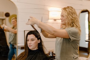 サロンで別の女性の髪を切る女性
