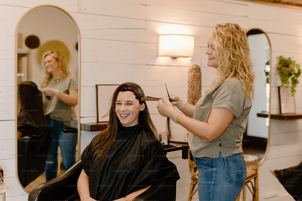 Une femme se fait couper les cheveux dans un salon