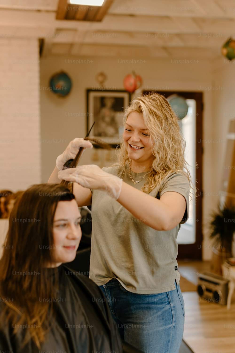 une femme coupant les cheveux d’une autre femme dans un salon