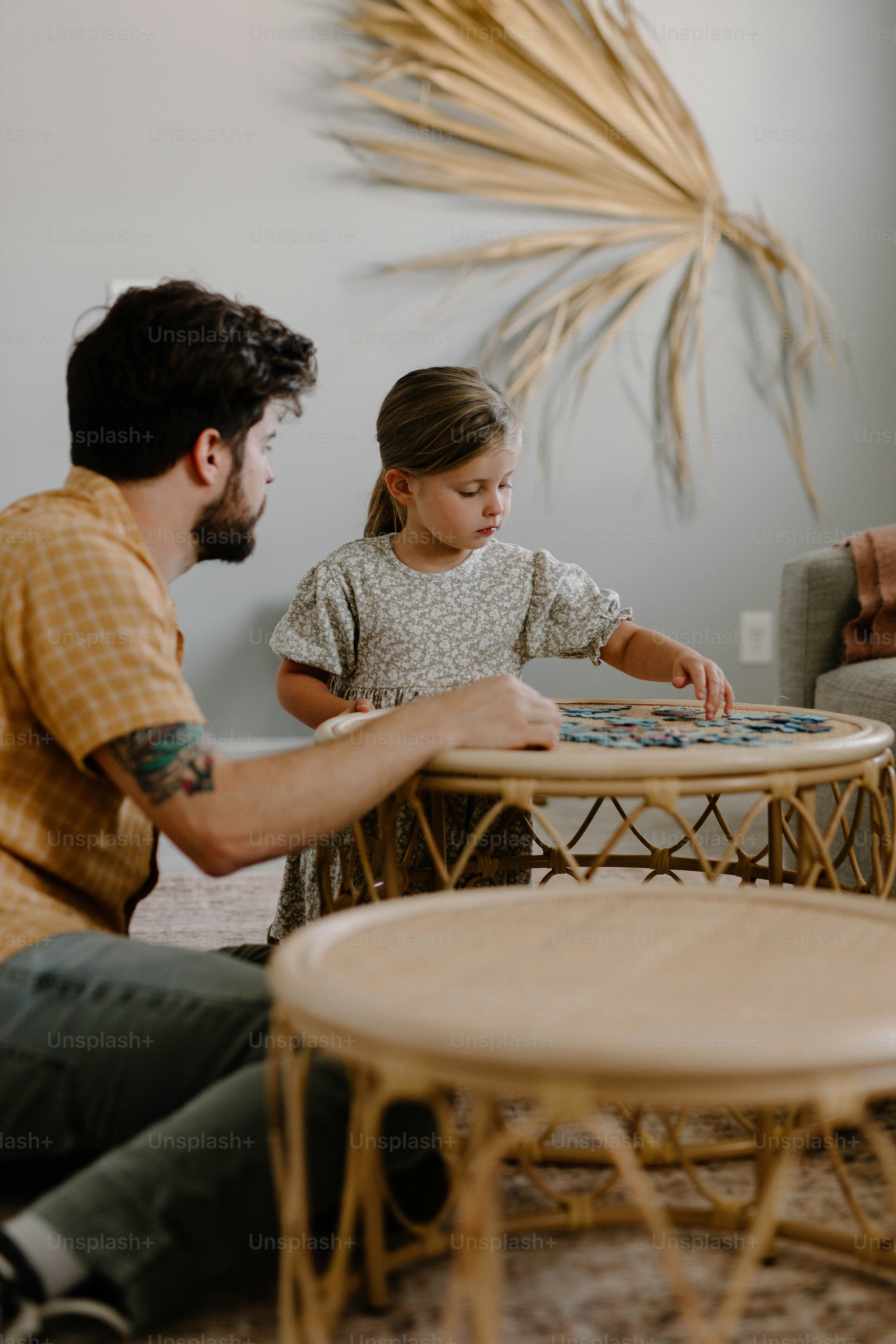 テーブルに座っている男と少女