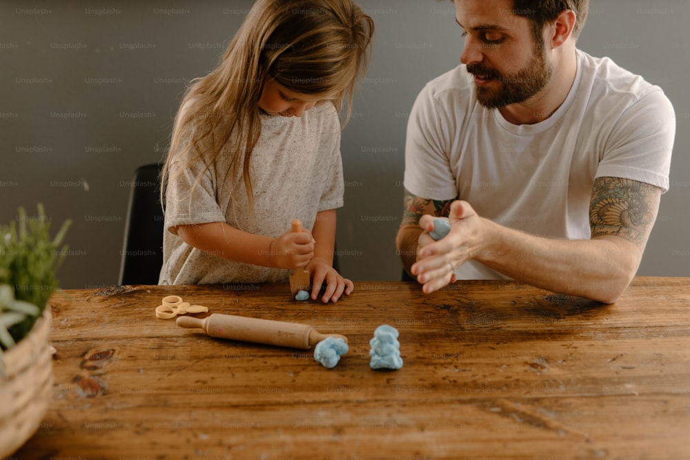 Un hombre y una niña juegan con juguetes