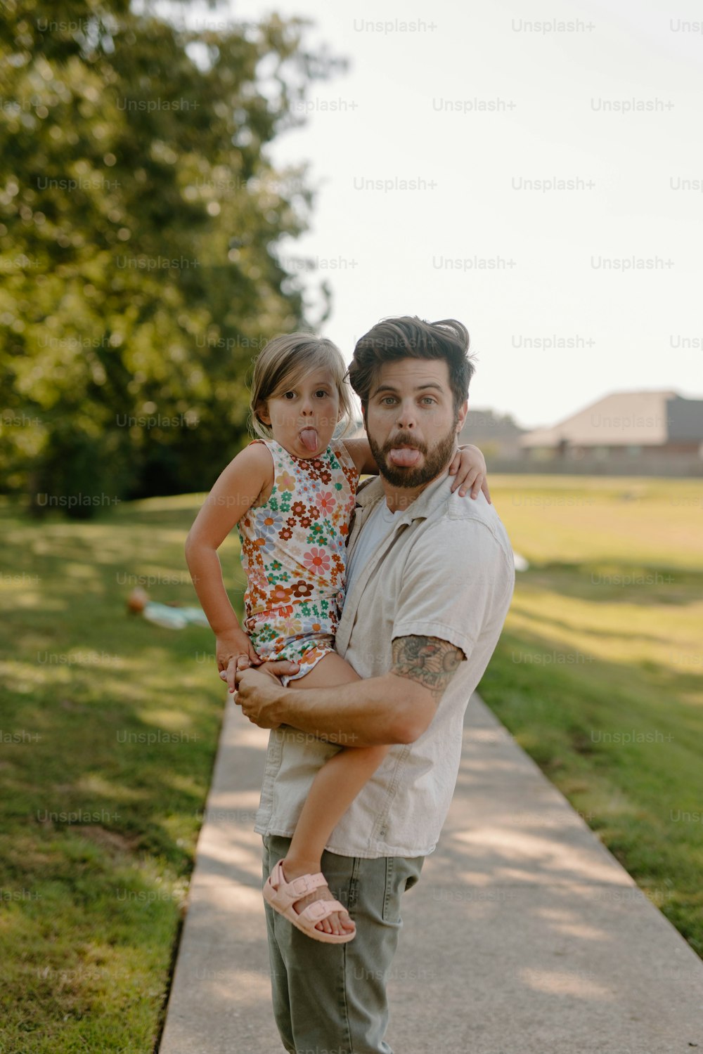 Un hombre sosteniendo a una niña en sus brazos