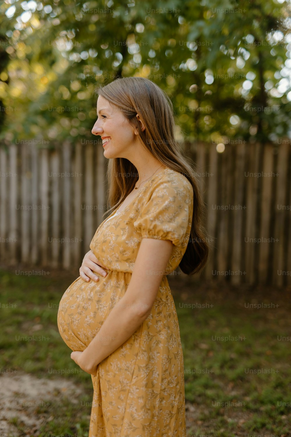 Médico Cambio póngase en fila Foto Una mujer embarazada con un vestido amarillo posa para una foto –  Tercer trimestre Imagen en Unsplash