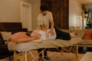 uma mulher recebendo uma massagem nas costas de um homem