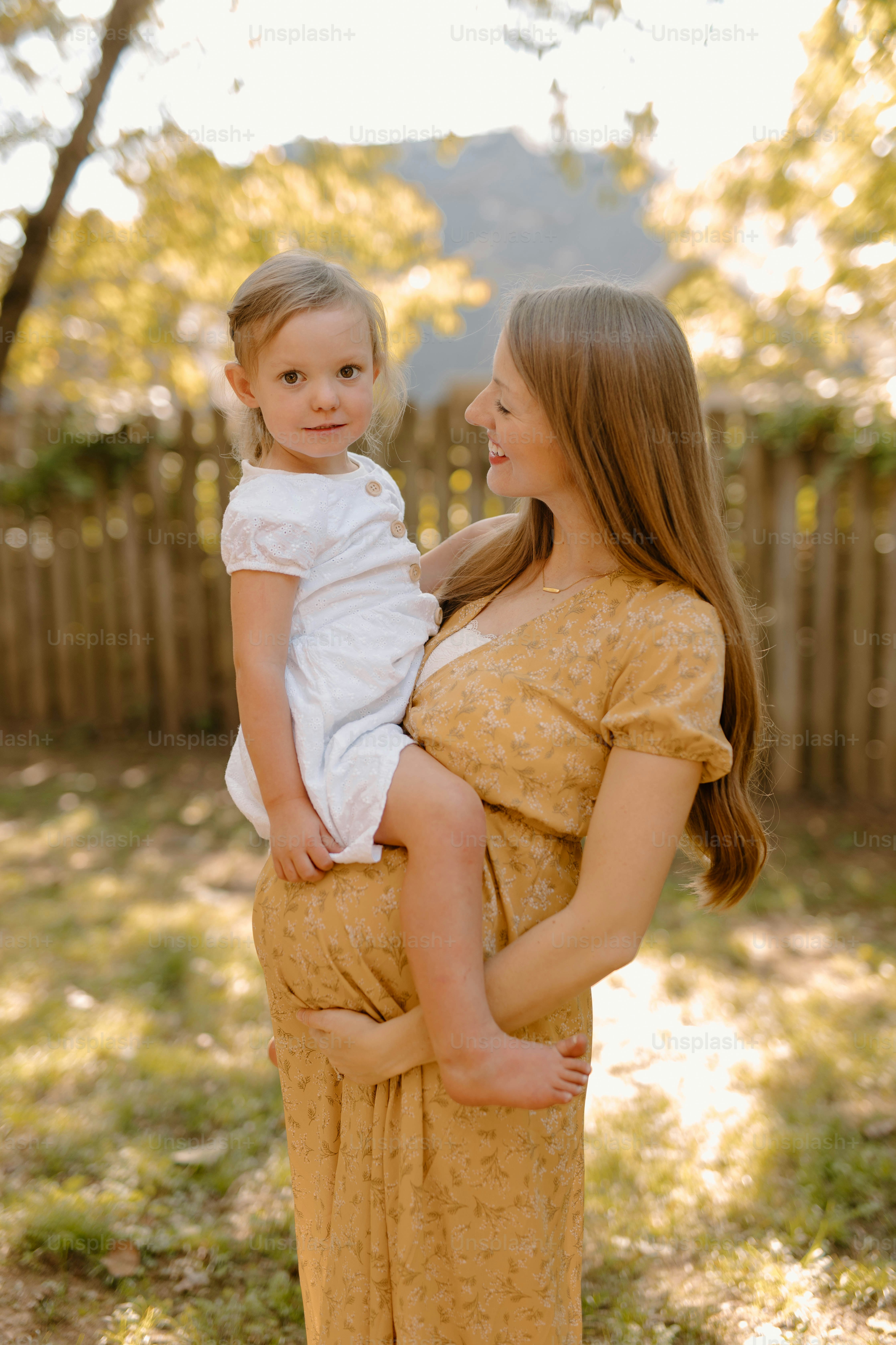 Una mujer sosteniendo a una niña en sus brazos
