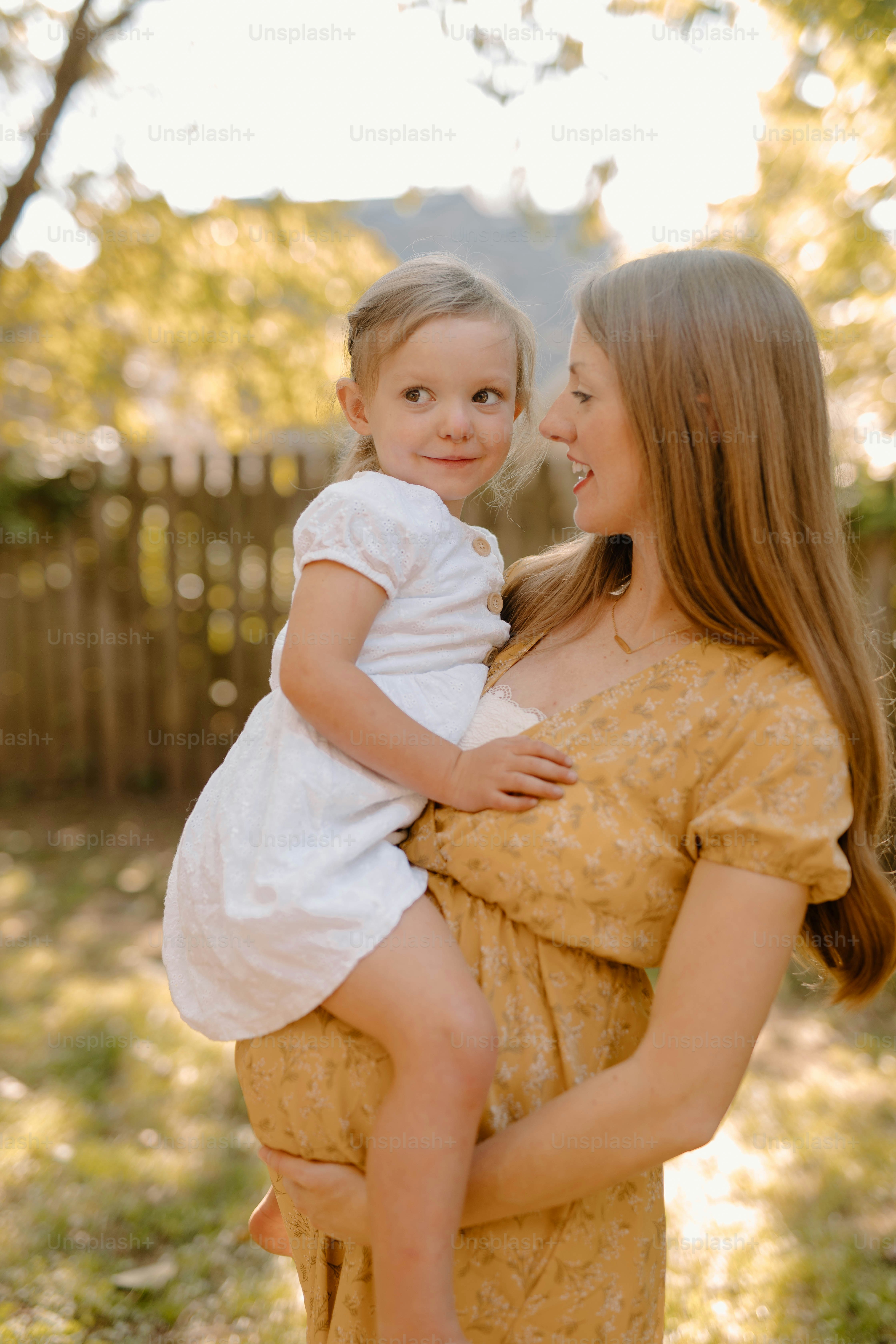 Una mujer sosteniendo a una niña en sus brazos