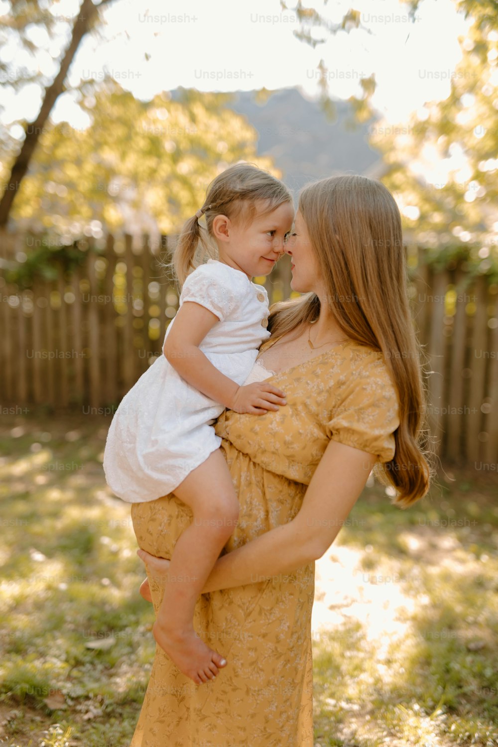 Une femme tenant une petite fille dans ses bras