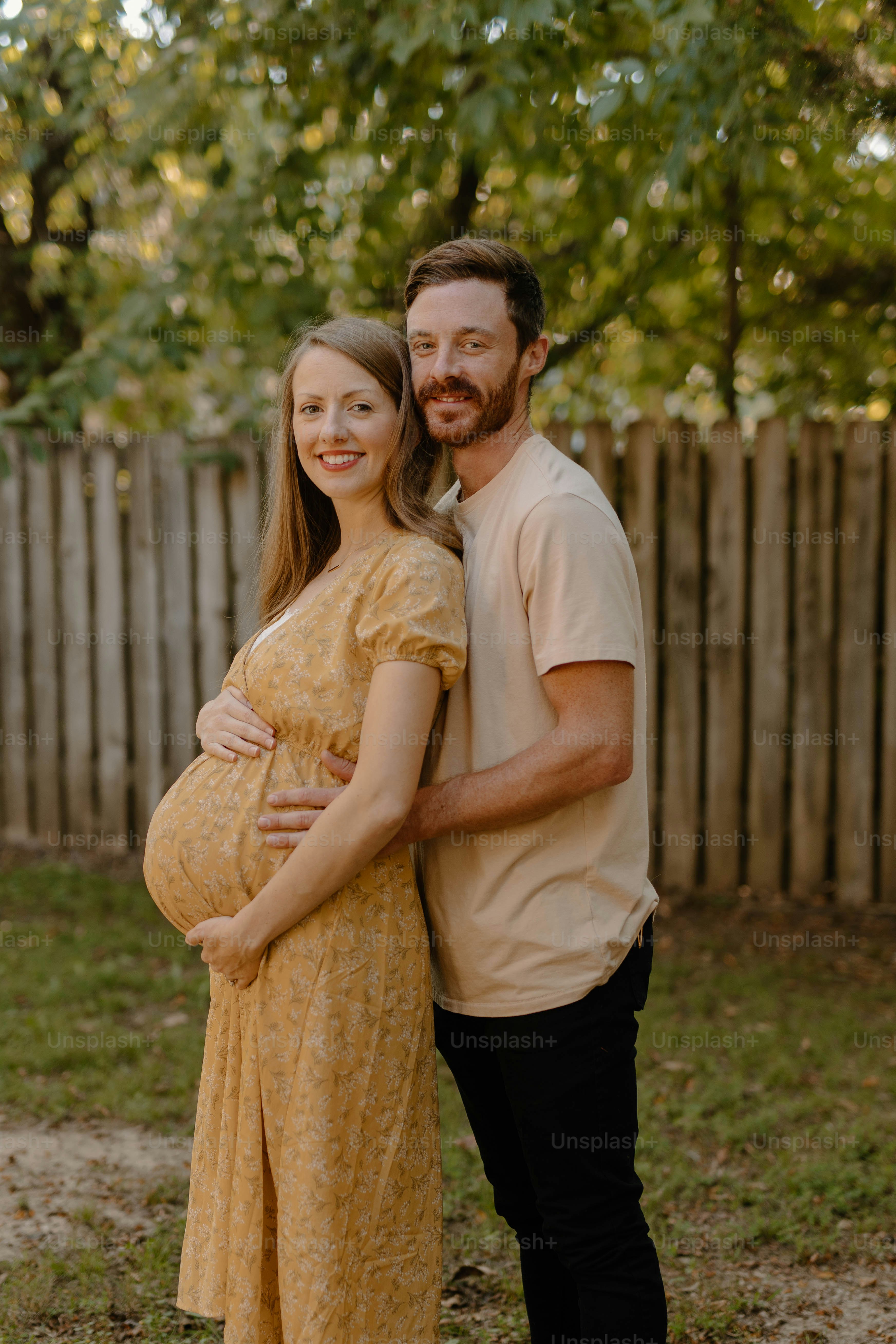 フェンスの前で隣同士に立っている男女