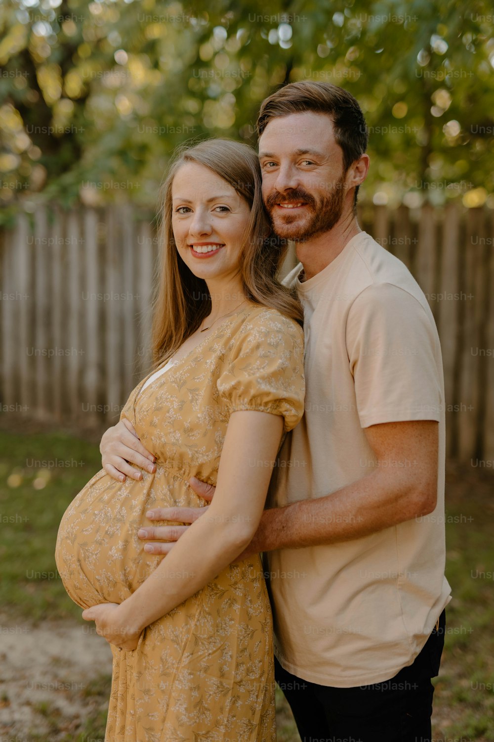 Eine schwangere Frau und ein Mann, die nebeneinander stehen