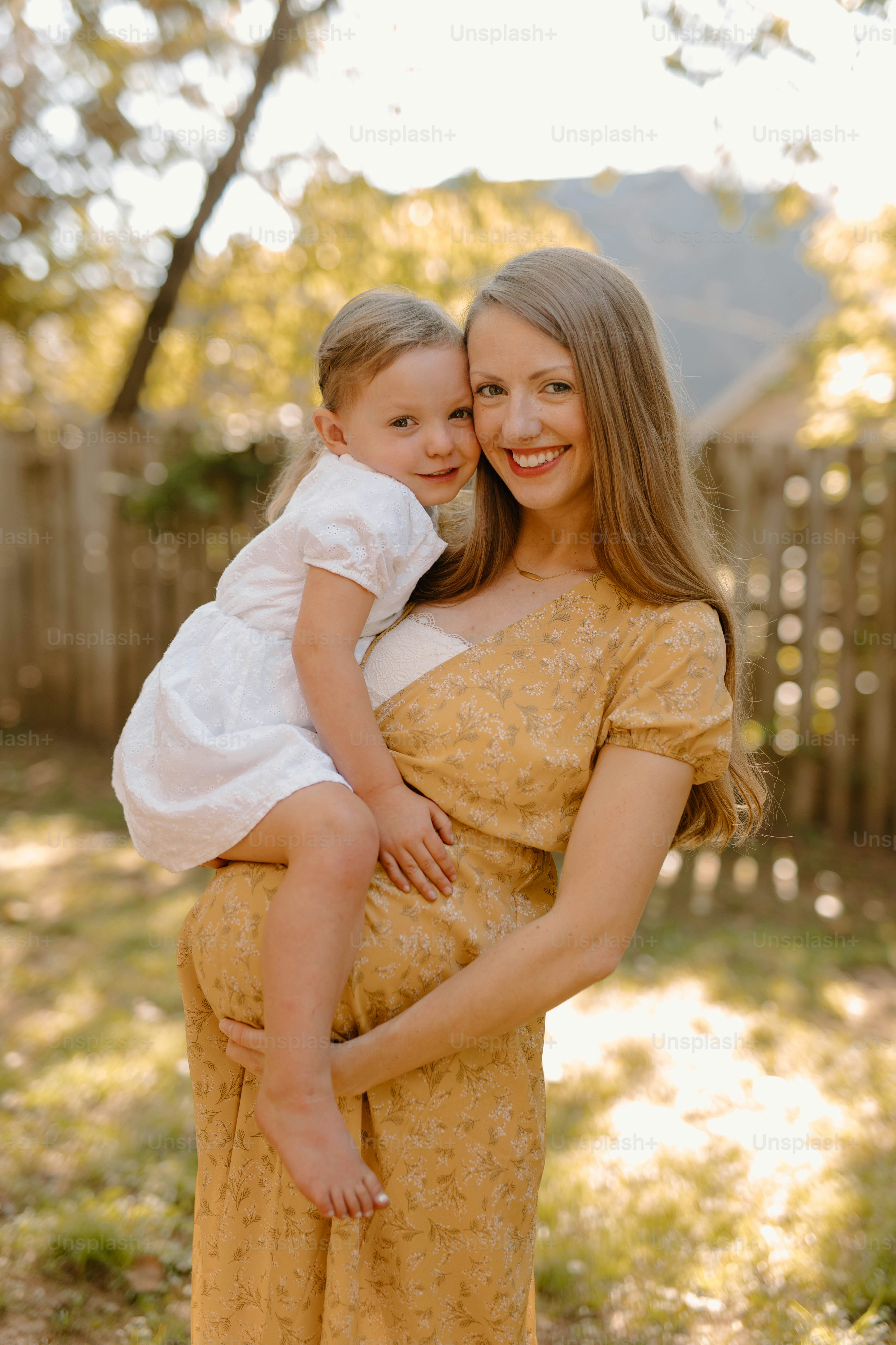 Una mujer sosteniendo a una niña en sus brazos