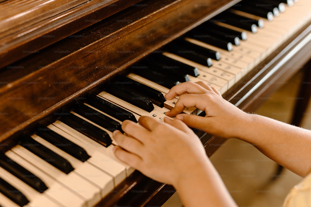 una persona che suona un pianoforte con le mani