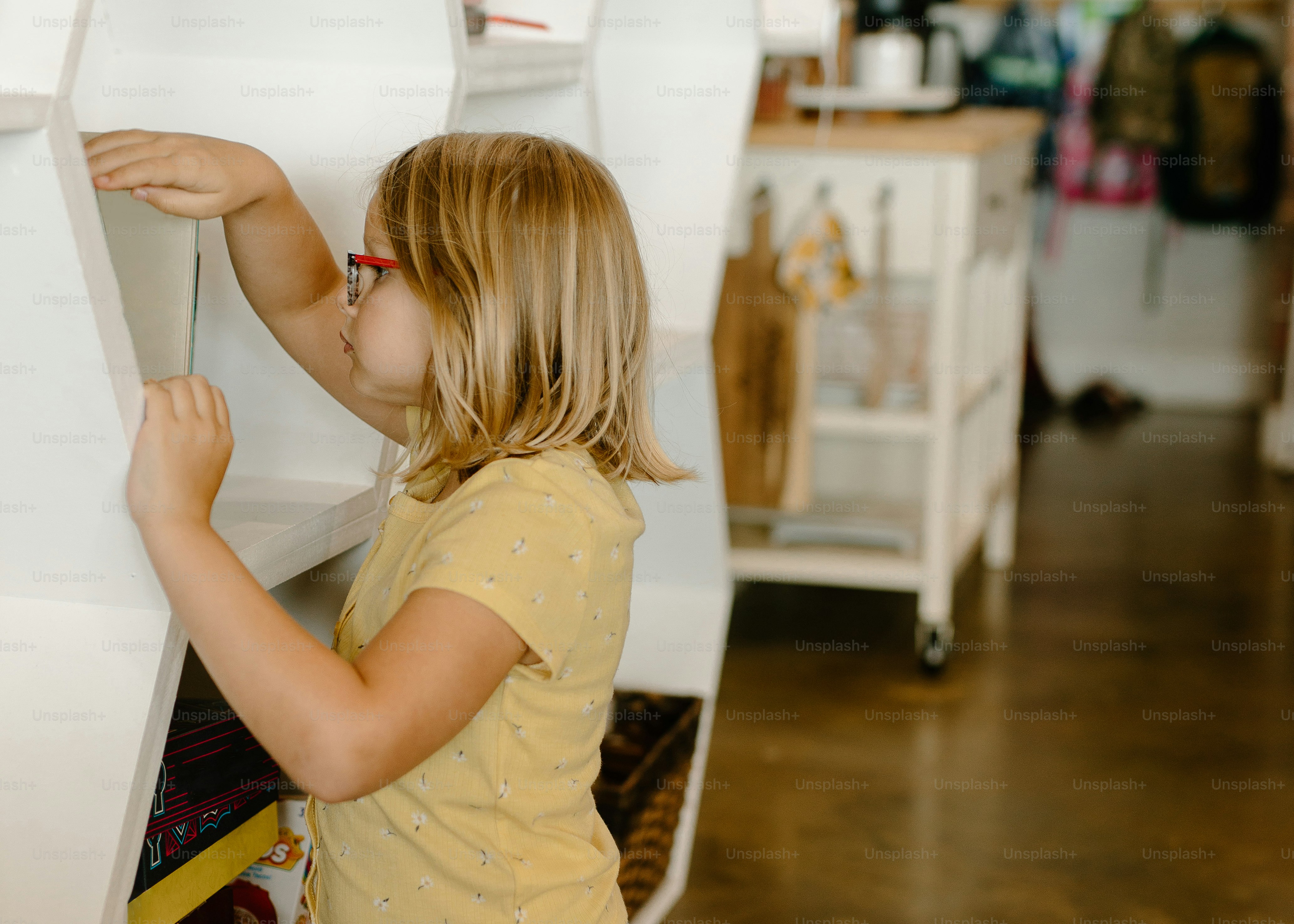 una bambina che è in piedi davanti a un frigorifero