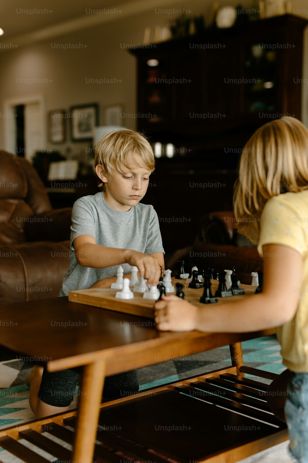 체스 게임을 하는 소년과 소녀
