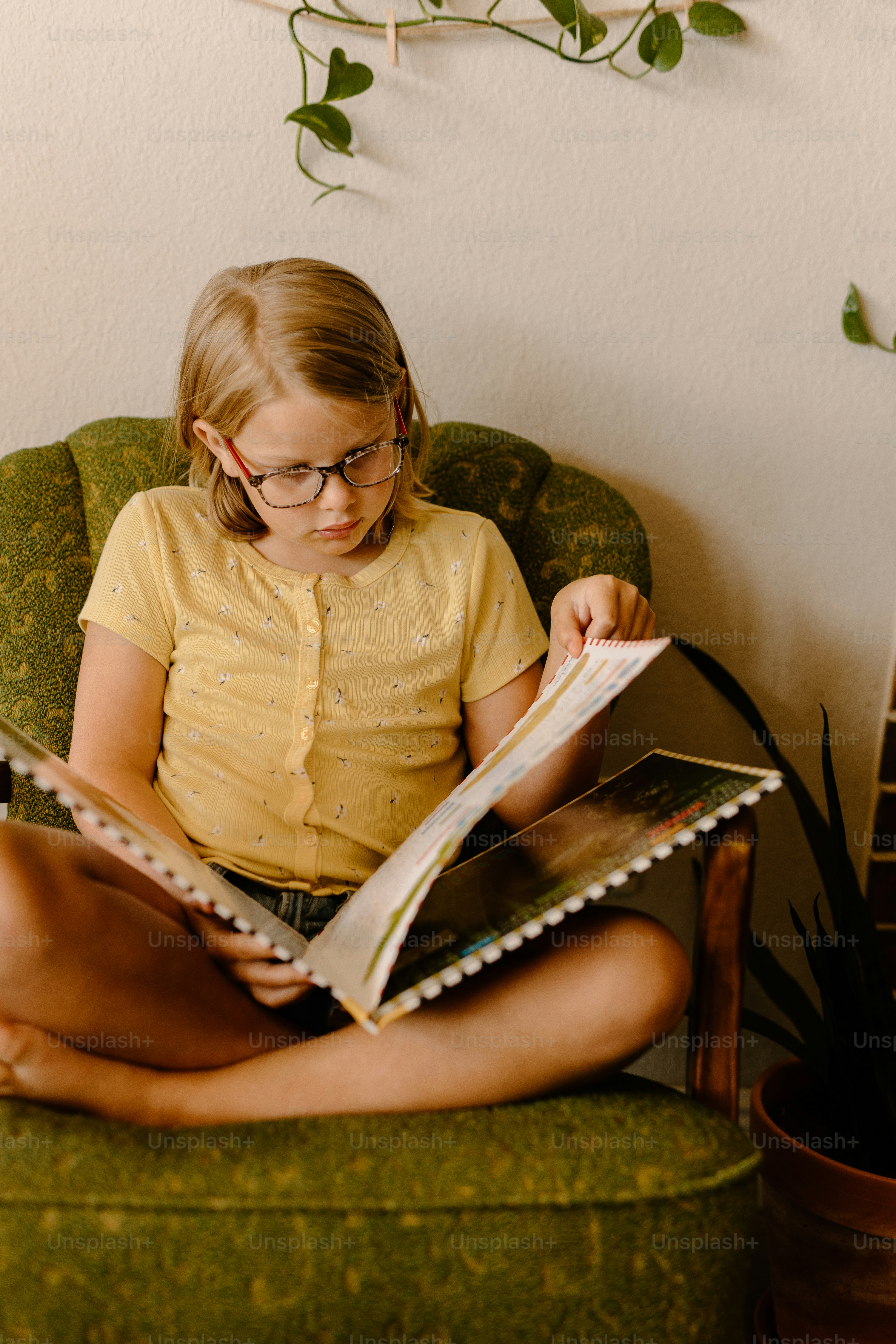 椅子に座って本を読む少女