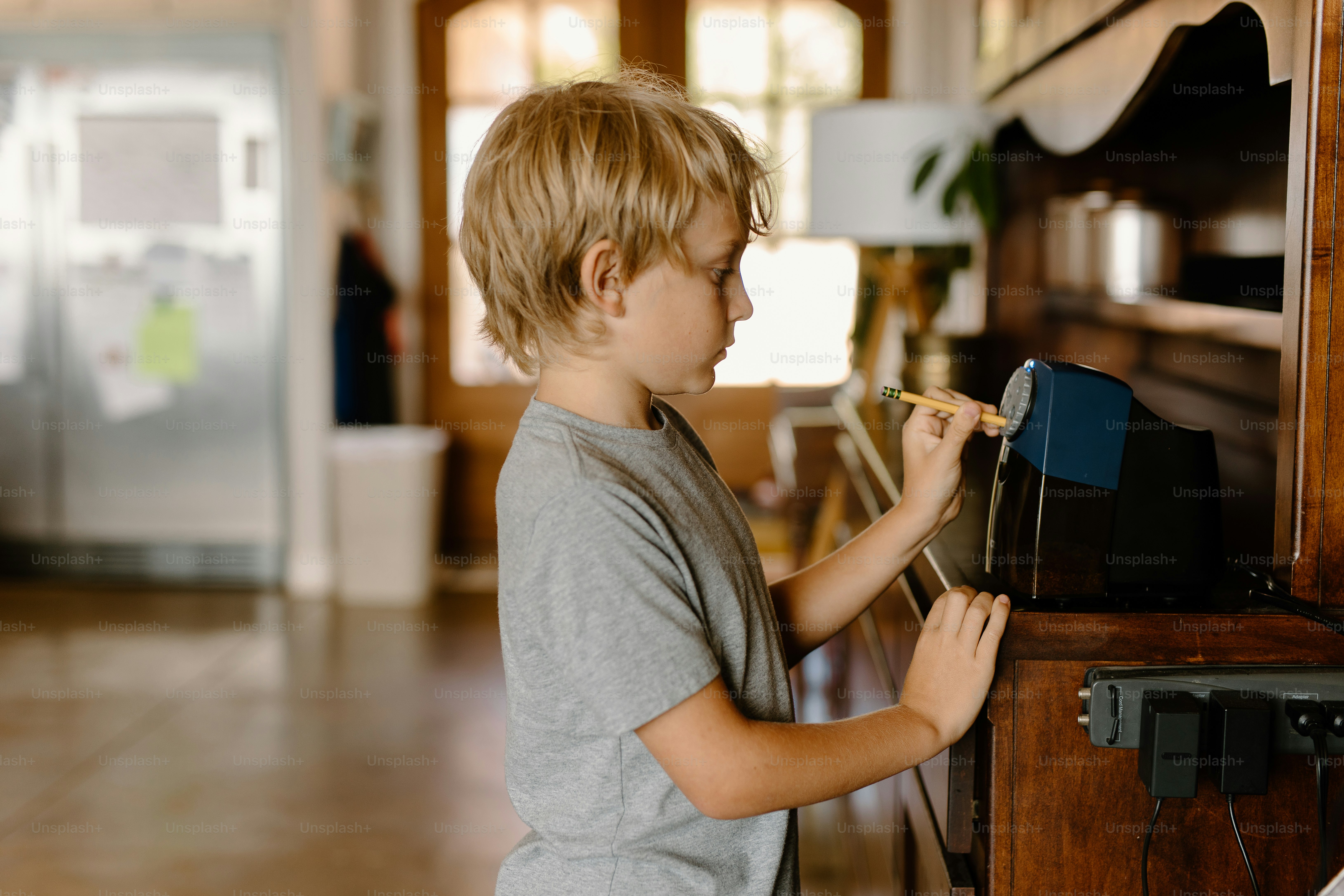 時計の前に立っている小さな男の子