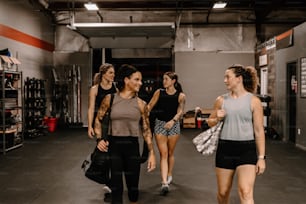 Un grupo de mujeres caminando por un gimnasio