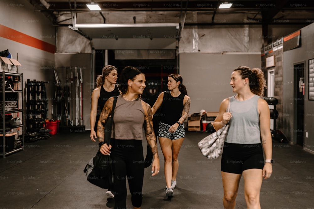 um grupo de mulheres caminhando por uma academia