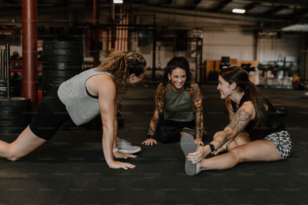 Warming up before their workout. People at gym. photo – Sport Image on  Unsplash