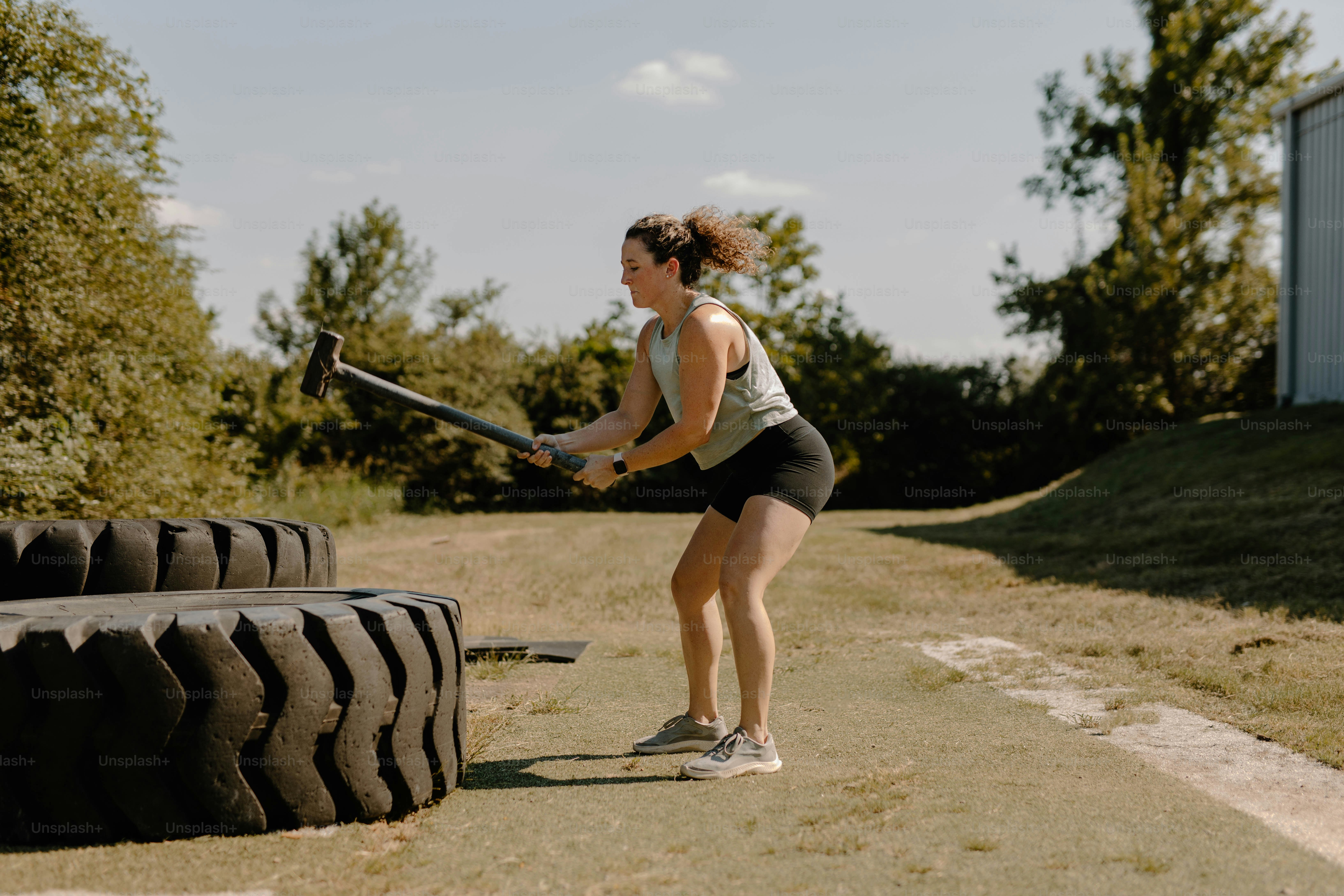 una donna che tiene una mazza da baseball in cima a un campo