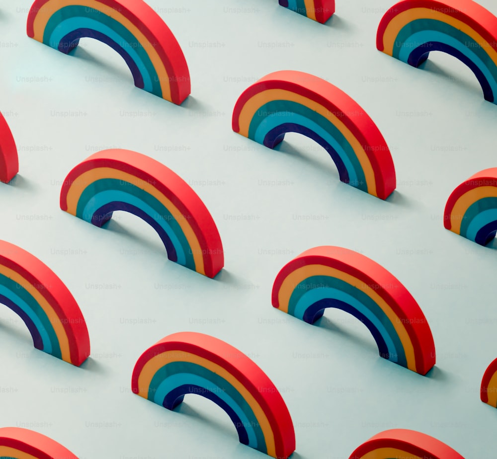 um grupo de formas de arco-íris em um fundo azul