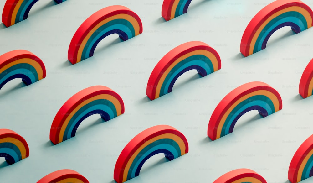 Un grupo de arcoíris que están en una pared